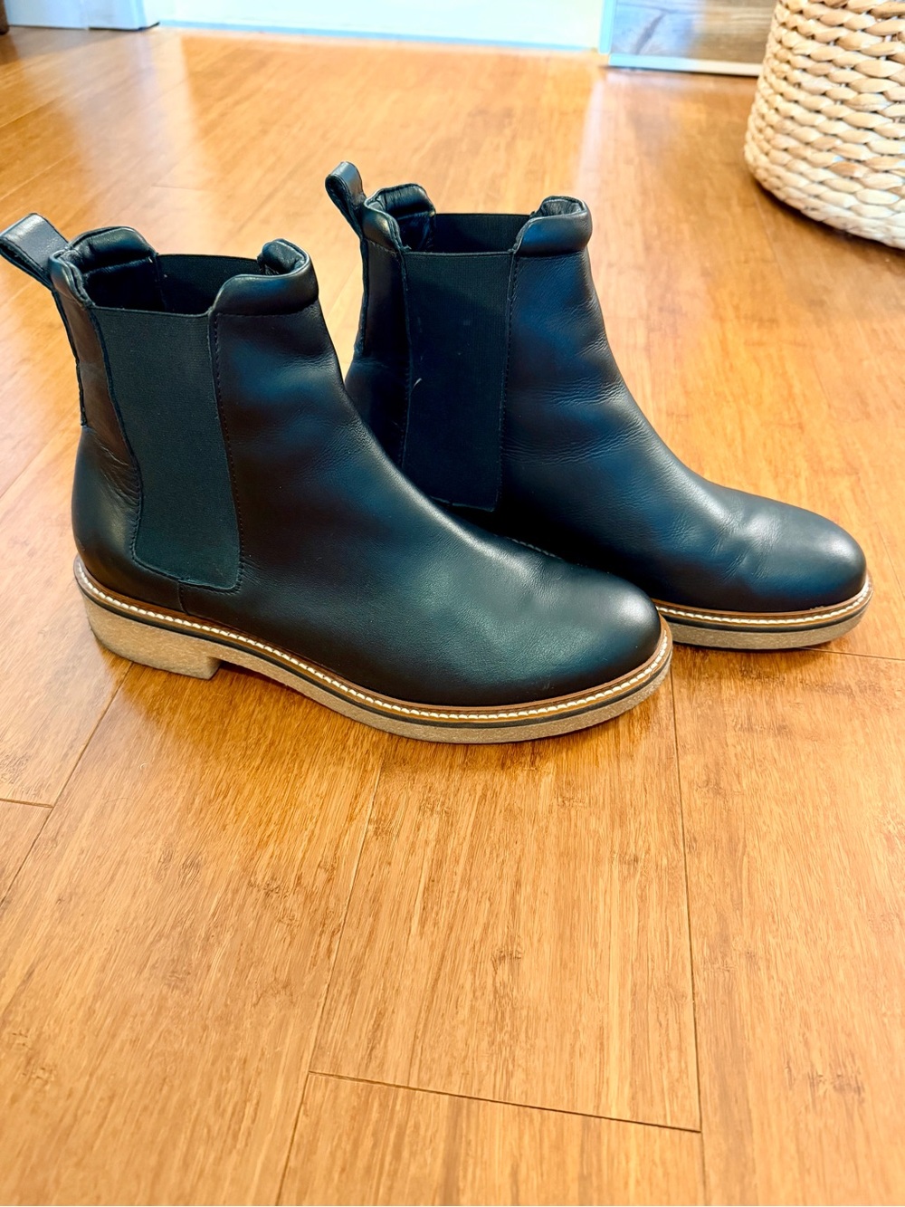 Women’s Black Everlane Chelsea Boots with Crepe Sole - Picture 2 of 6